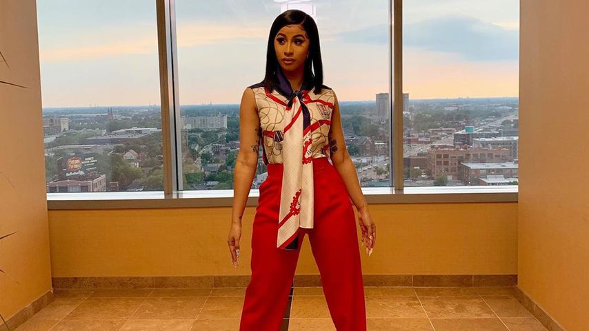 Cardi posiert
