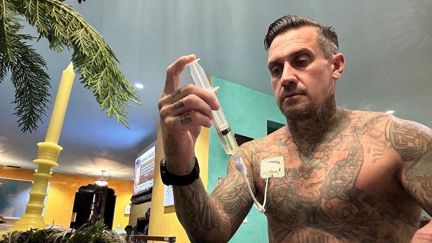 Infektion: Pinks Mann Carey Hart muss sich in Brust spritzen