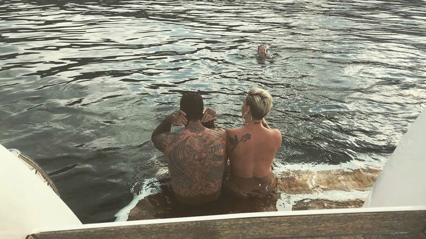 "Haben's noch drauf": Pink badet oben ohne mit ihrem Carey!
