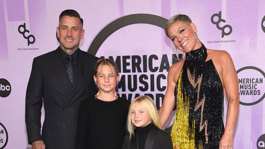 Carey Hart, Willow Sage, Jameson Moon und Pink bei den American Music Awards 2022