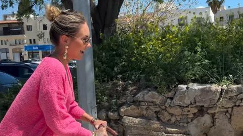 Carina Nagel mit zwei ihrer vier Hunde, April 2026