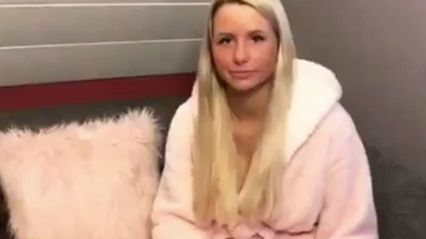 Carina Spack auf ihrer Couch in Recklinghausen