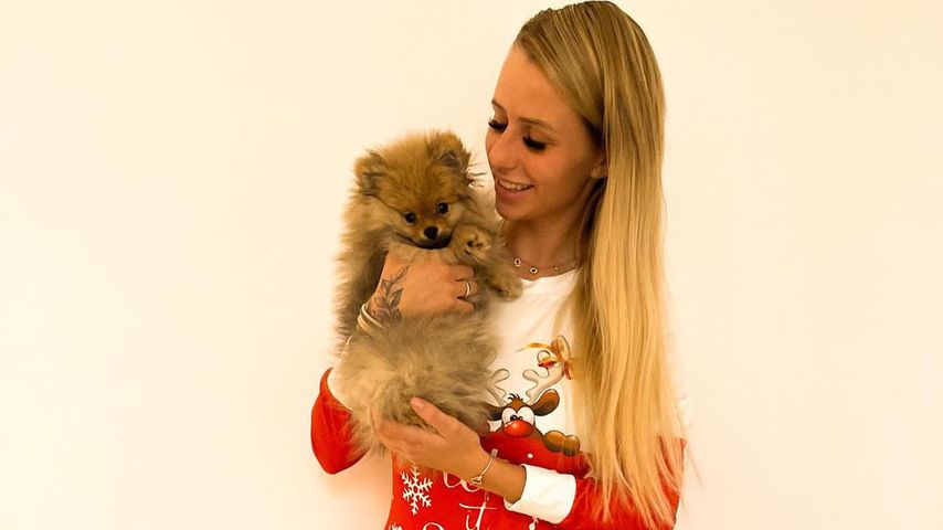 Carina Spack mit Hündchen Mogli, Dezember 2020