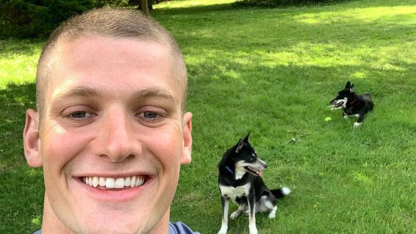 Carl Nassib mit seinen Hunden