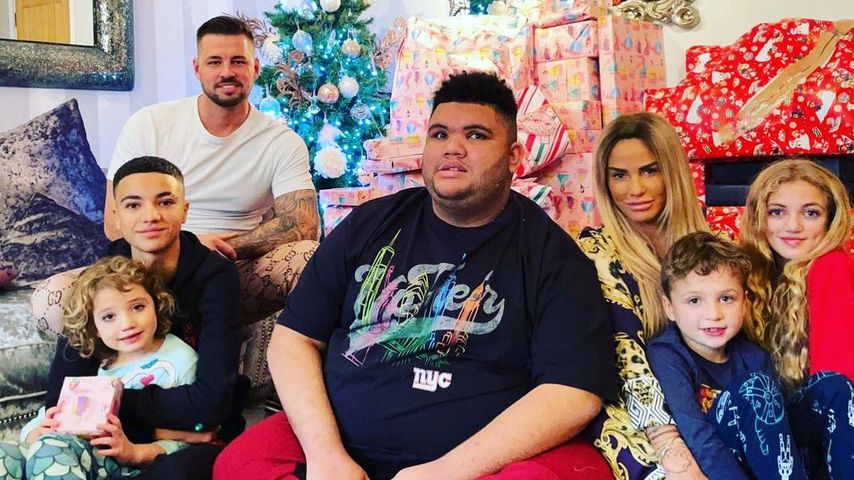 Carl Woods, Harvey Price und seine Geschwister und seine Mama Katie Price im Dezember 2020