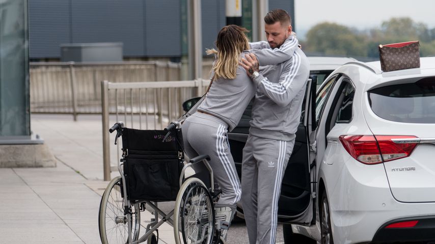Katie Price und Carl Woods am Londoner Flughafen