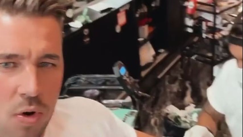 Carl Woods beim Tätowierer