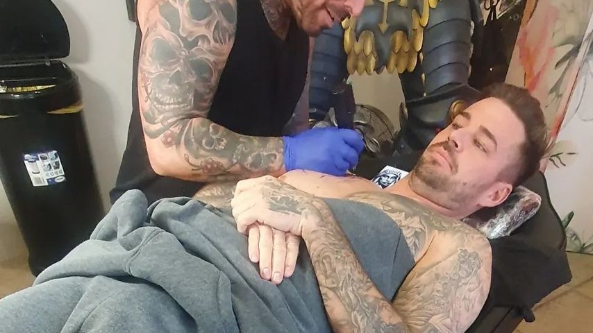 Carl Woods wird tätowiert