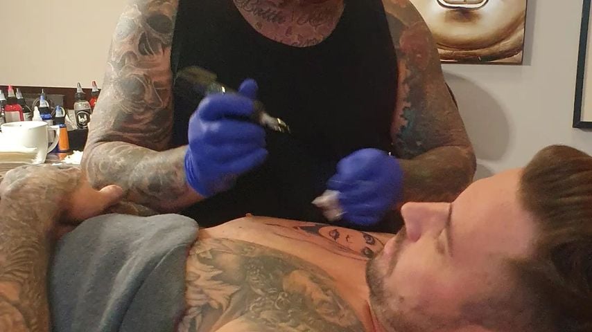 Carl Woods wird tätowiert