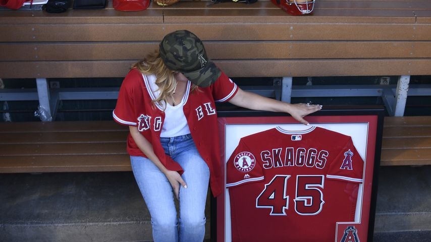 Carli Skaggs mit dem Trikot ihres Mannes Tyler