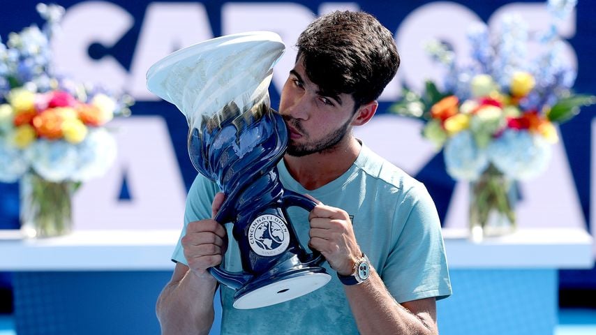 Spanier Carlos Alcaraz mit Rookwood Cup, Ohio 2025