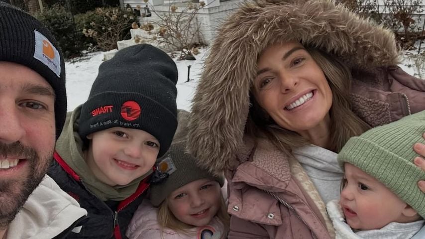 Carly Douglas mit ihrem Mann David und ihren drei Kindern