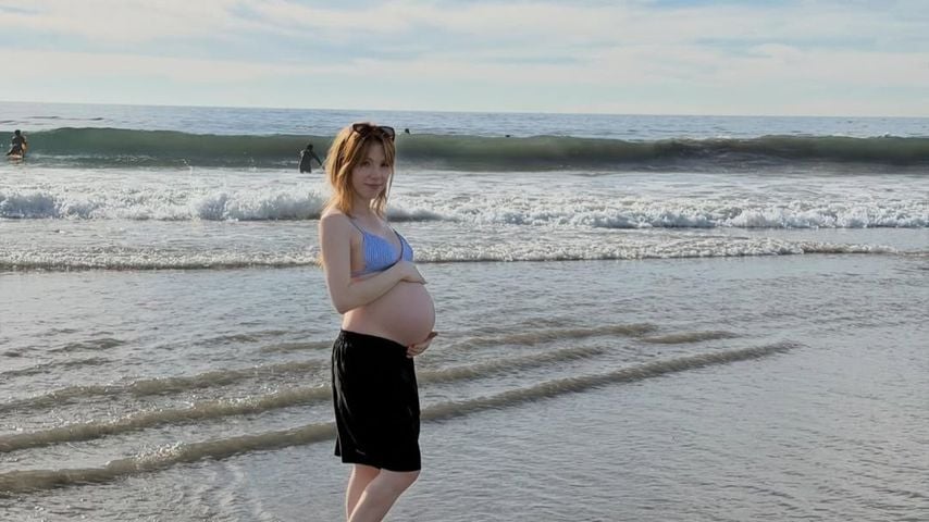 So groß: Carly Rae Jepsen präsentiert Babybauch im Bikini