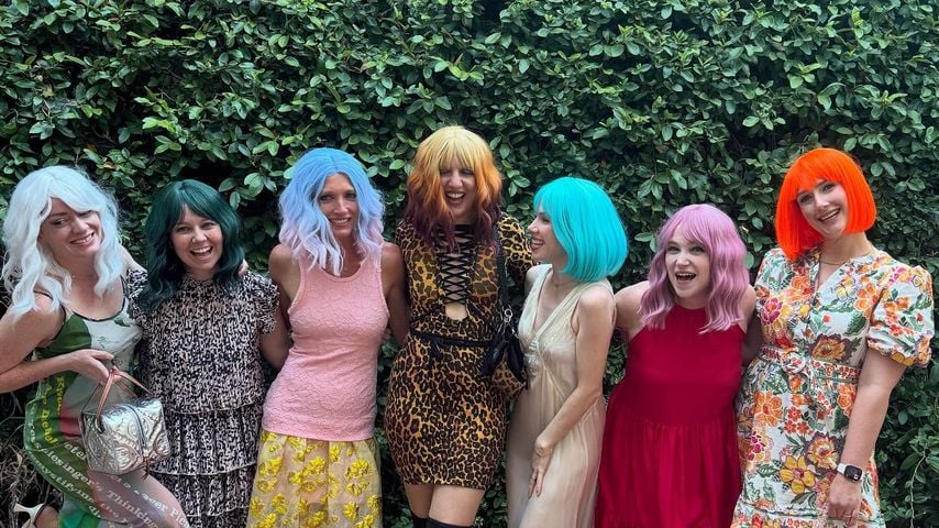Carly Rae Jepsen (m) mit ihren Freundinnen, August 2025