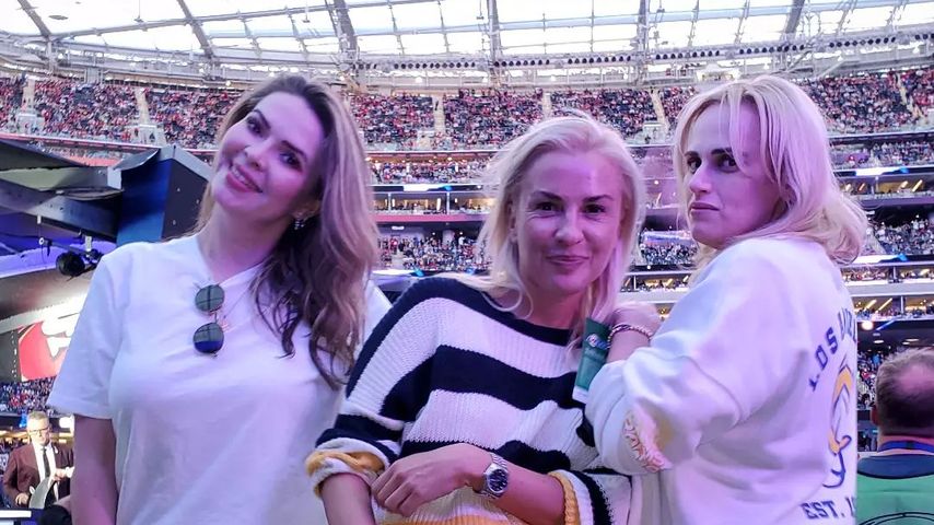 Stadionbesuch: Rebel Wilson fast schlanker als ihre Girls!
