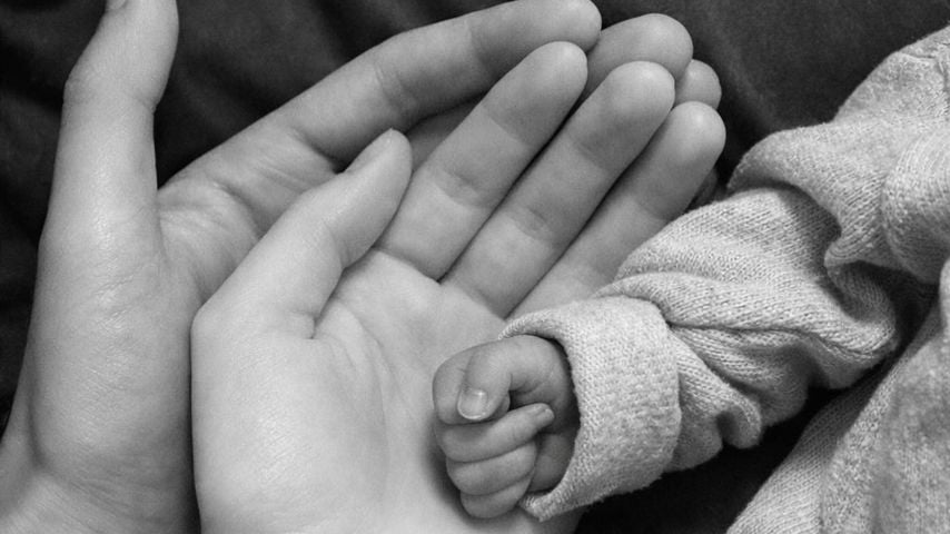 Die Hände von Carmen Krolls Schwester Claire, ihrem Baby und der Hand ihres Partners