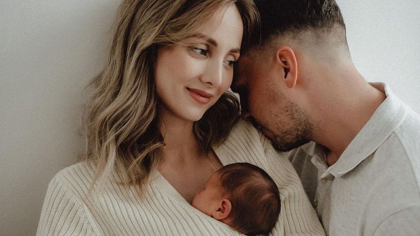 Carmen und Niclas Kroll mit ihrer Tochter Mathilda