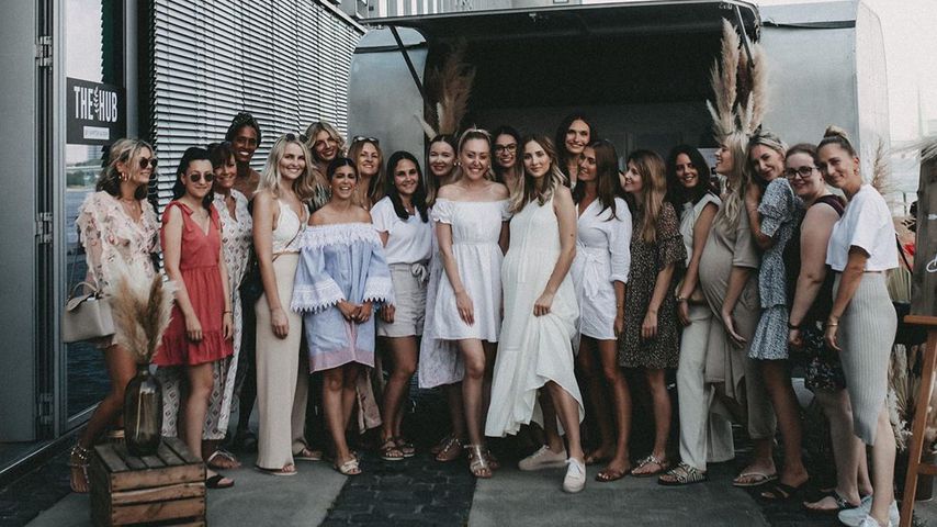 Carmushka mit ihren Freundinnen bei ihrer Babyshower