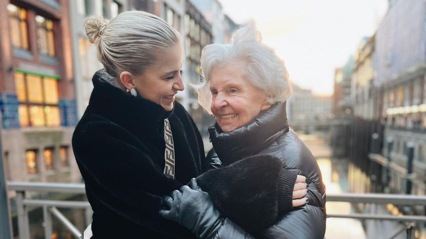 So niedlich strahlt Caro Daur mit ihrer Oma um die Wette!