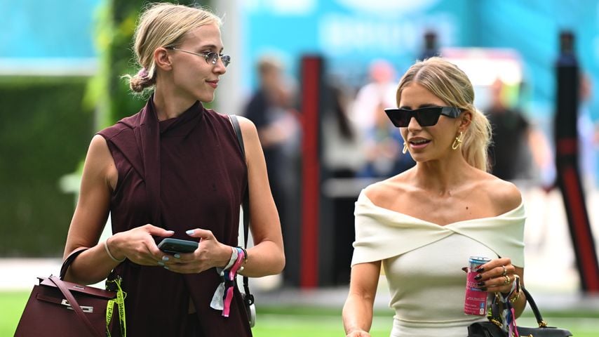 Caro Daur (r.) in Begleitung beim Grand Prix von Miami