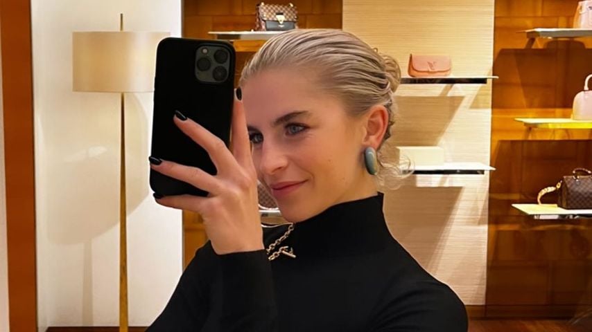 Caro Daur mit Tasche