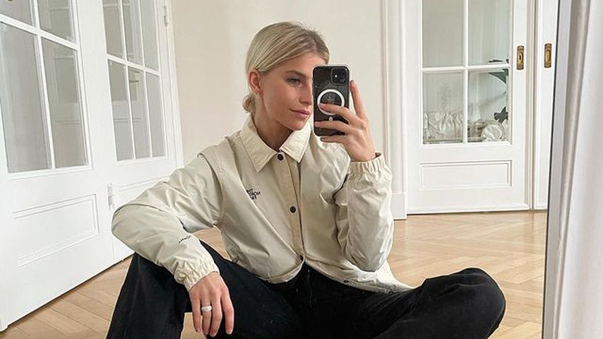 Influencerin Caro Daur in ihrer Wohnung