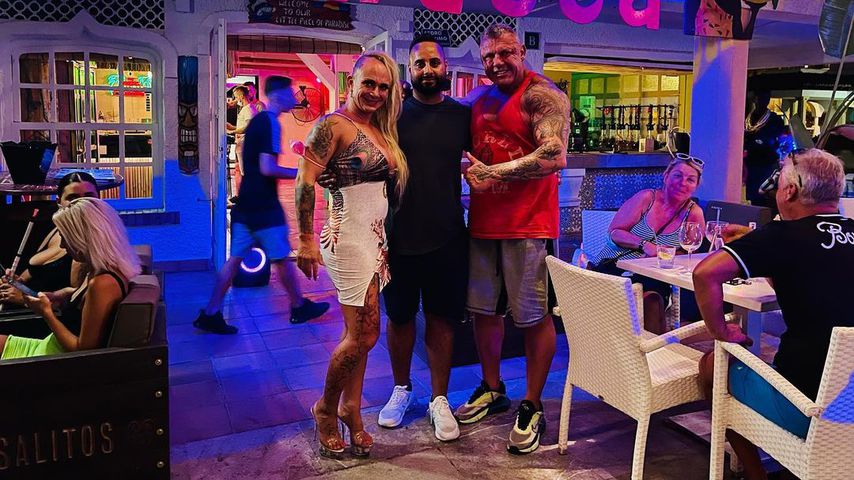 Caro und Andreas Robens mit Sohel Abdoulkhanzadeh in einer Bar auf Mallorca im September 2021