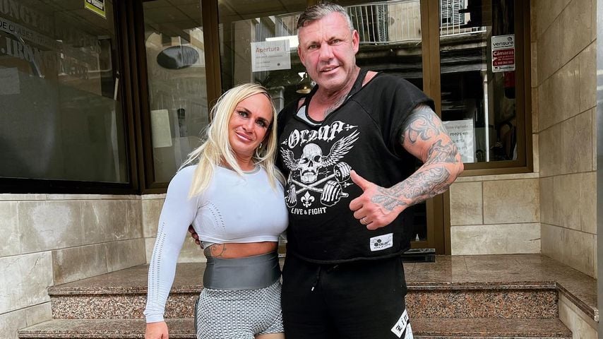 Caro und Andreas Robens vor ihrem Fitnessstudio.