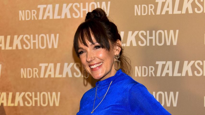 Carolin Kebekus mit Babybauch in blauem Kleid bei der 1000. NDR Talk Show in Hamburg am 13.10.2023