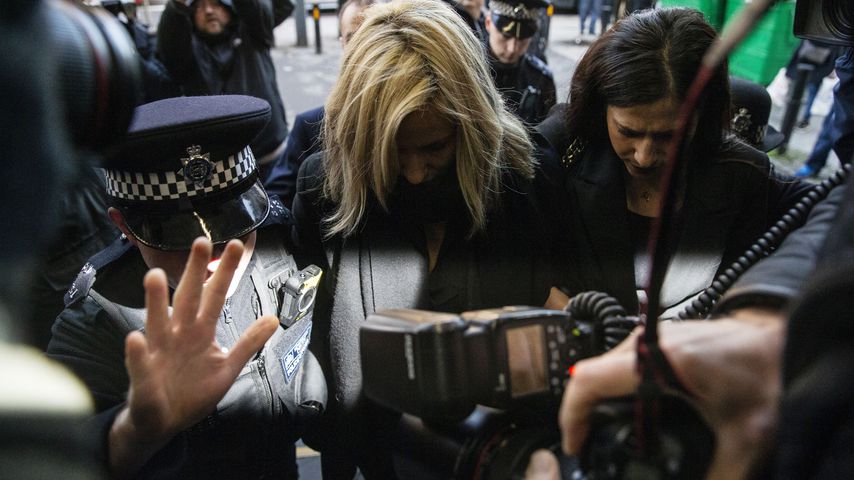 Caroline Flack umzingelt von Paparazzi