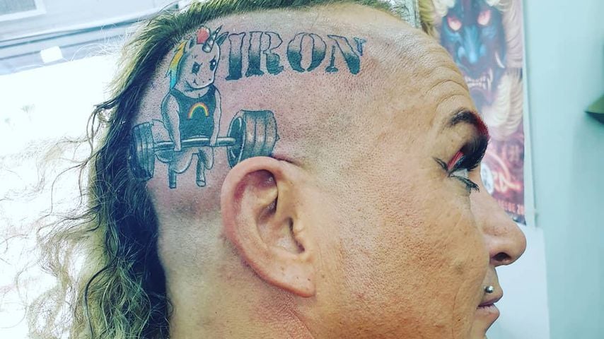 Caroline Robens mit ihrem neuen Kopf-Tattoo
