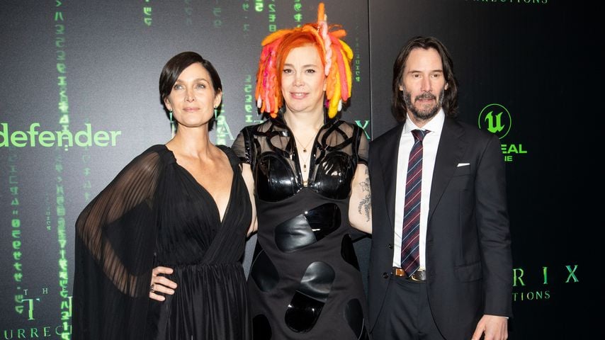 Carrie-Anne Moss, Lana Wachowski und Keanu Reeves bei der Premiere von "Matrix Resurrections"