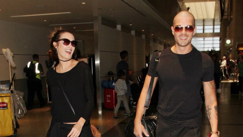 Carrie Baker und Max George 2016 am Flughafen in Los Angeles