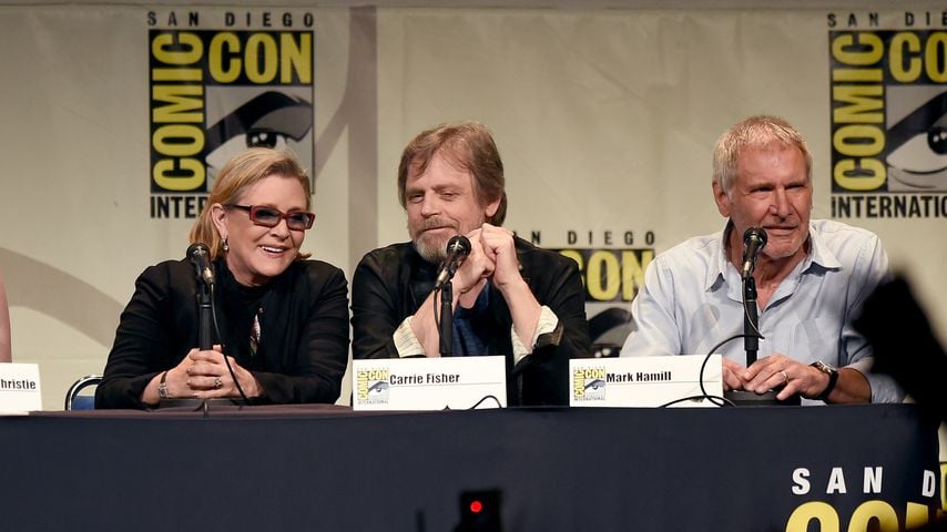 Carrie Fisher mit ihren Schauspielkollegen Mark Hamill und Harrison Ford bei der Comic Con 2015