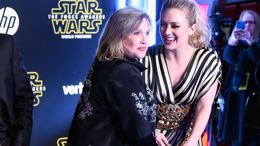 2. Todestag: Tochter Billie spielt Klavier für Carrie Fisher
