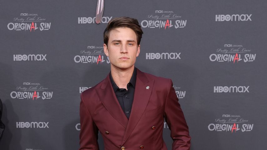 Carson Rowland bei der exklusiven Vorführung von HBOMax' "Pretty Little Liars: Original Sin" in den Warner Bros. Studios, Burbank