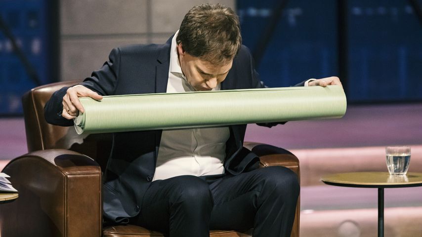 Carsten Maschmeyer begutachtet die Anti-Keimtapete keimEx bei "Die Höhle der Löwen" im April 2020