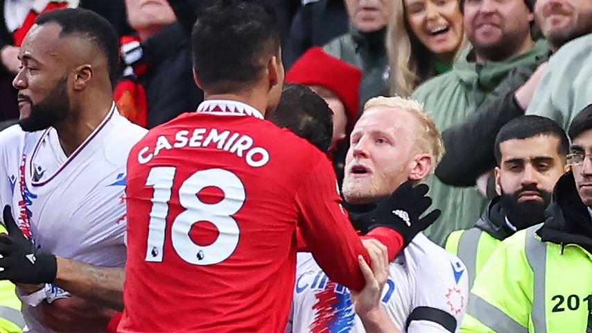 Manchester-United-Star Casemiro würgt Gegner mitten im Spiel
