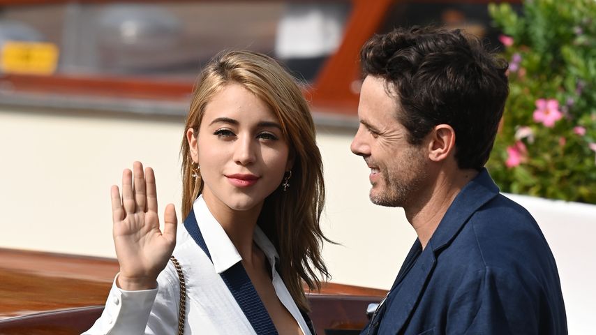 Caylee Cowan und Casey Affleck bei den Filmfestspielen 2022 in Venedig