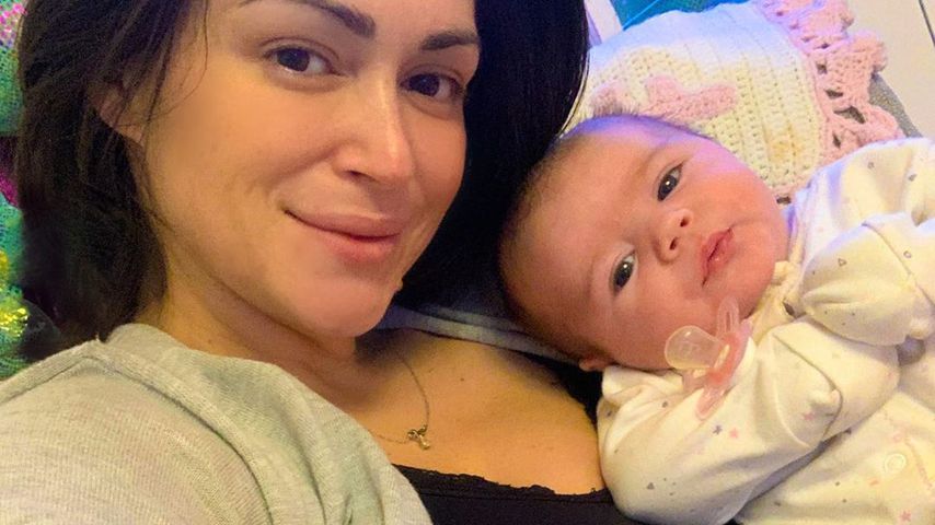 Casey Batchelor mit ihrem Nachwuchs