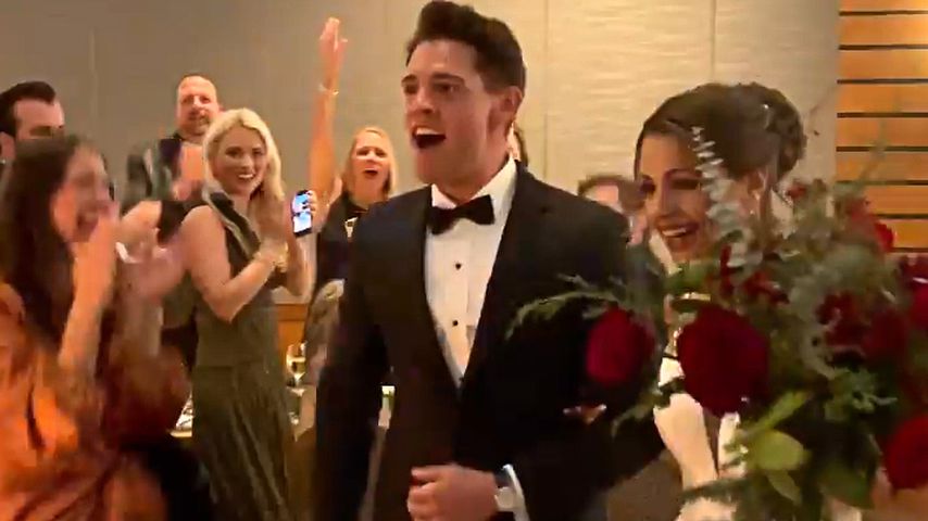 Casey Cott und seine Frau Nichola an ihrer Hochzeit im Dezember 2021