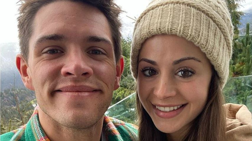 Bei "Riverdale" schwul: Casey Cott mit Freundin verlobt!