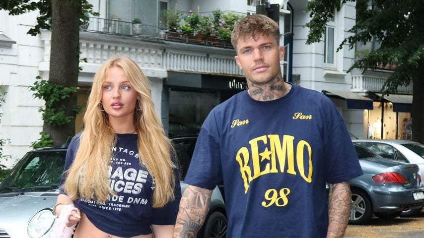 "Für immer": Cassy Cassau und Coach Bennet sind verlobt