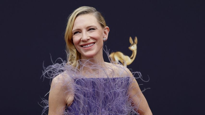 Cate Blanchett verzaubert beim Bambi im lila Federkleid