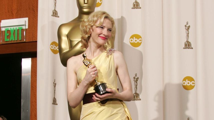 Cate Blanchett mit ihrem Oscar als Beste Nebendarstellerin für "The Aviator" bei den 77. Academy Awards 2005 im Kodak Theatre