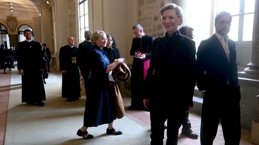 Cate Blanchett verlässt nach einer Audienz von Papst Leo XIV. mit Künstlern aus der Welt des Kinos den Vatikan
