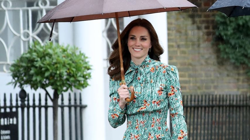 Besuch im Sunken Garden 2017: Kate, Prinzessin von Wales, damals noch Duchess of Cambridge, im Gedenken an Prinzessin Diana am Kensington Palace