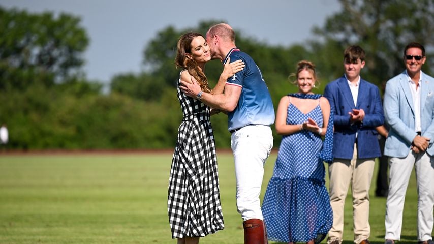 Prinzessin Kate gratuliert Prince William beim Royal Charity Polo Cup im Guards Polo Club in Egham