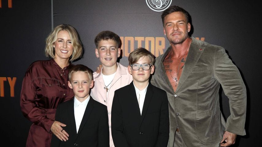 Catherine Ritchson und Alan Ritchson mit ihren drei Söhnen bei der Premiere von "Motor City"