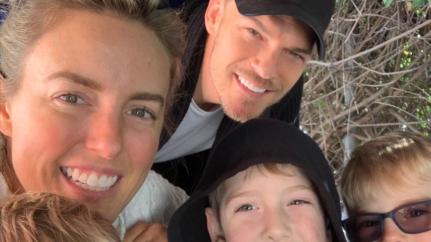 Catherine und Alan Ritchson und ihre drei Söhne im Februar 2024